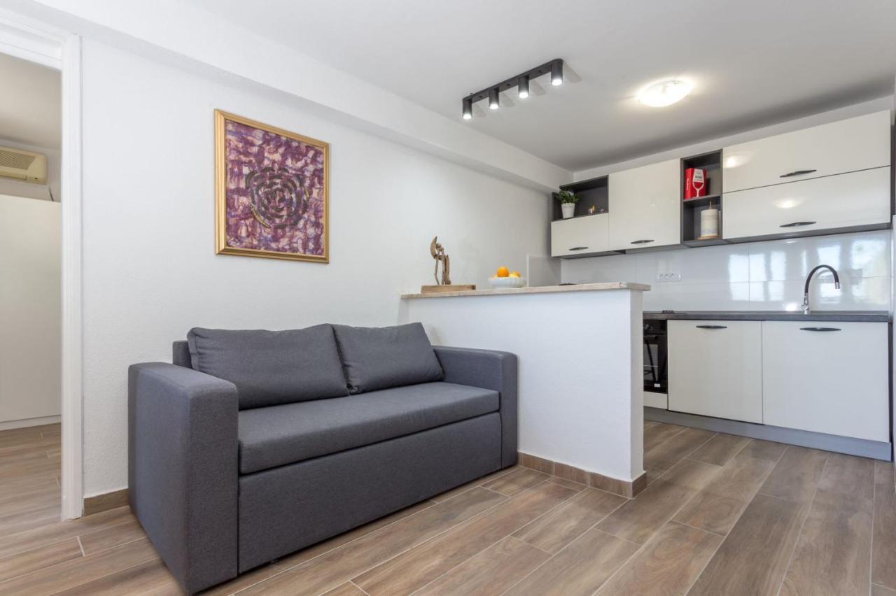 Apartment Nomads *